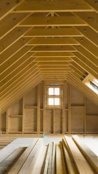 Attic unfiinshed i Stock 174634023